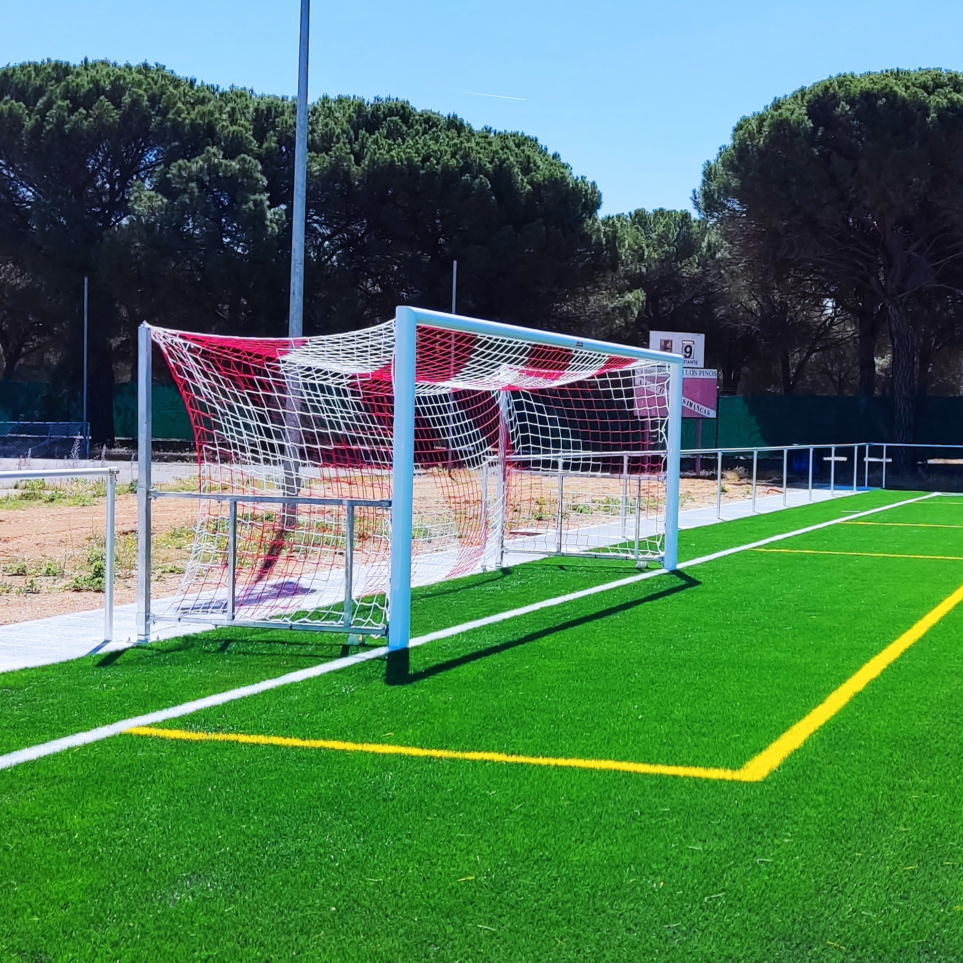 Juego porterías aluminio fútbol 11 120x100 abatibles con arquillos galvanizados en caliente - Imagen 2