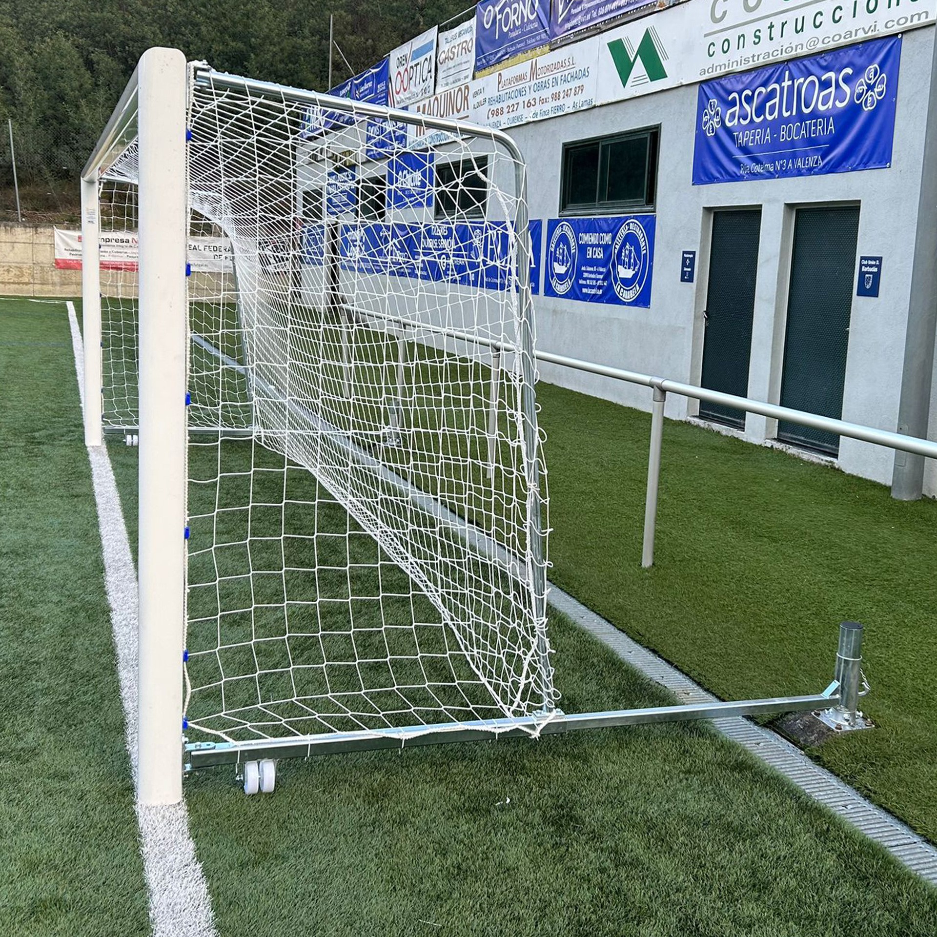 Juego porterías aluminio fútbol 7 120x100 mm abatibles con arquillos cincados - Imagen 4