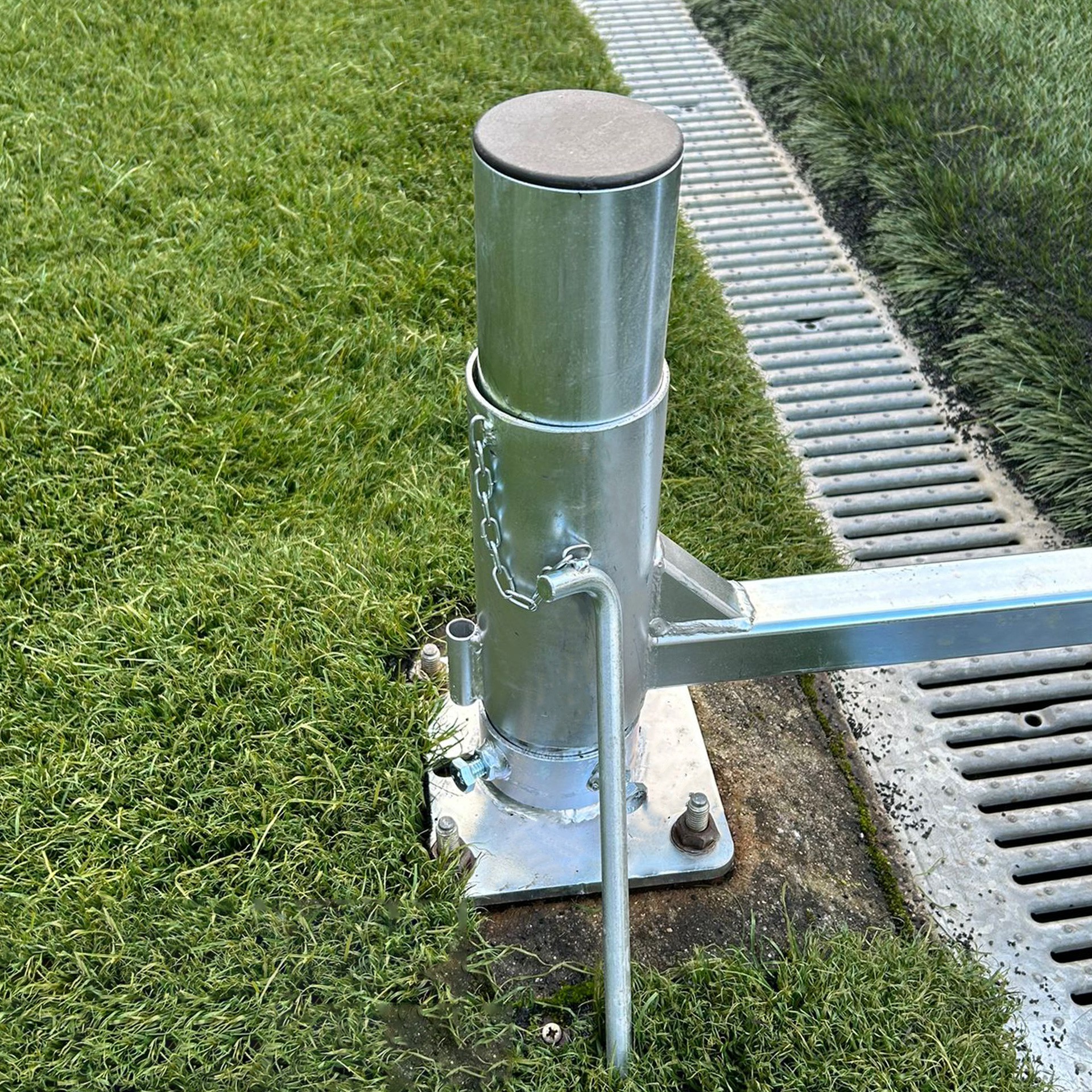Juego porterías aluminio fútbol 7 90 mm abatibles con arquillos cincados - Imagen 5