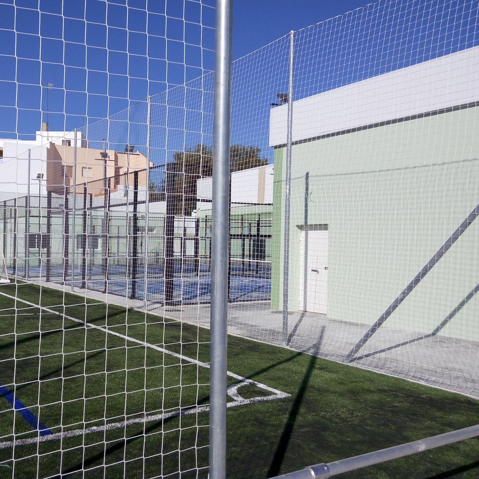 Poste metálico galvanizado 6m para red protección con pletina para atornillar