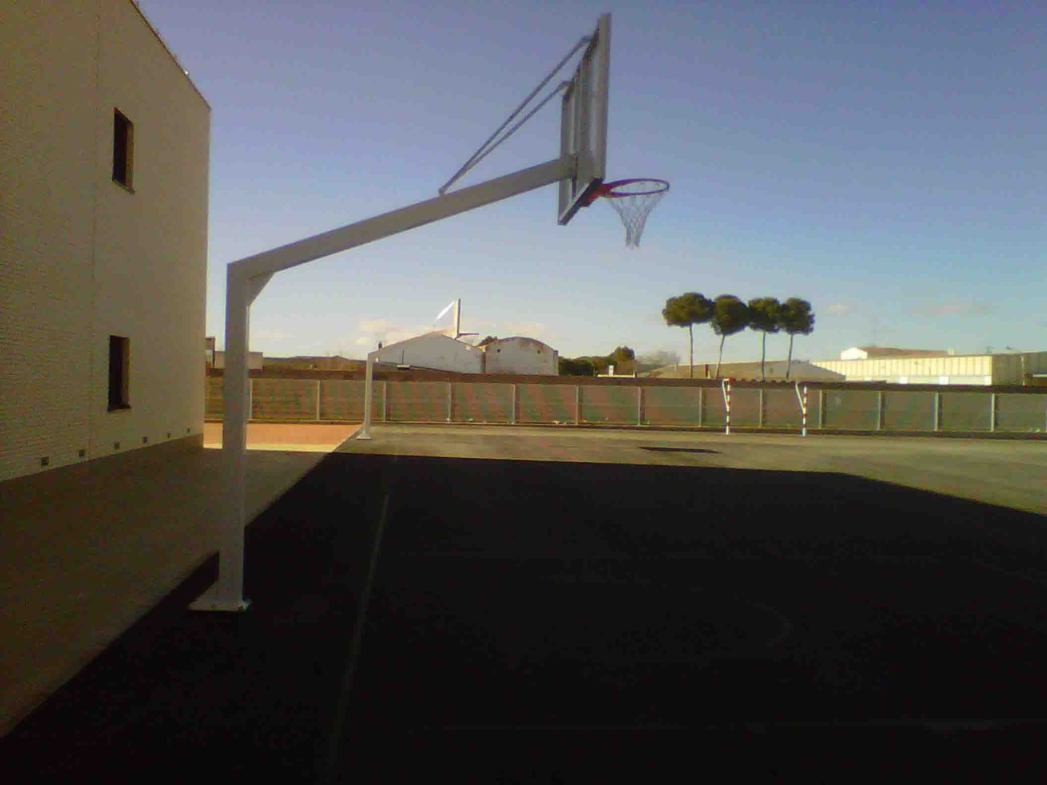Juego canastas baloncesto monotubo new tubo 140x140 mm fijas con base para anclaje vuelo 2,25 mts - Imagen 2
