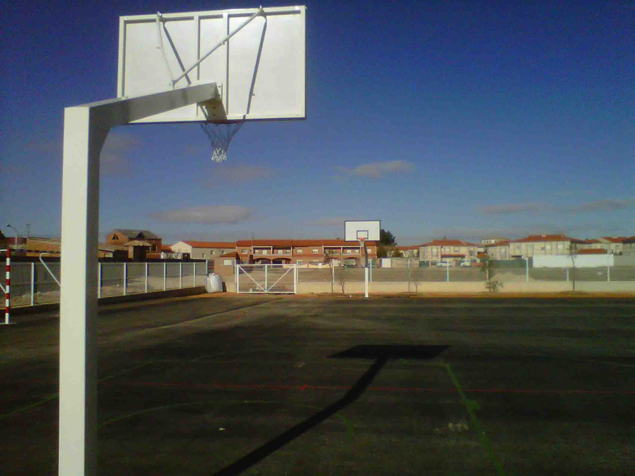 Juego canastas baloncesto monotubo new tubo 140x140 mm fijas con base para anclaje vuelo 2,25 mts - Imagen 4