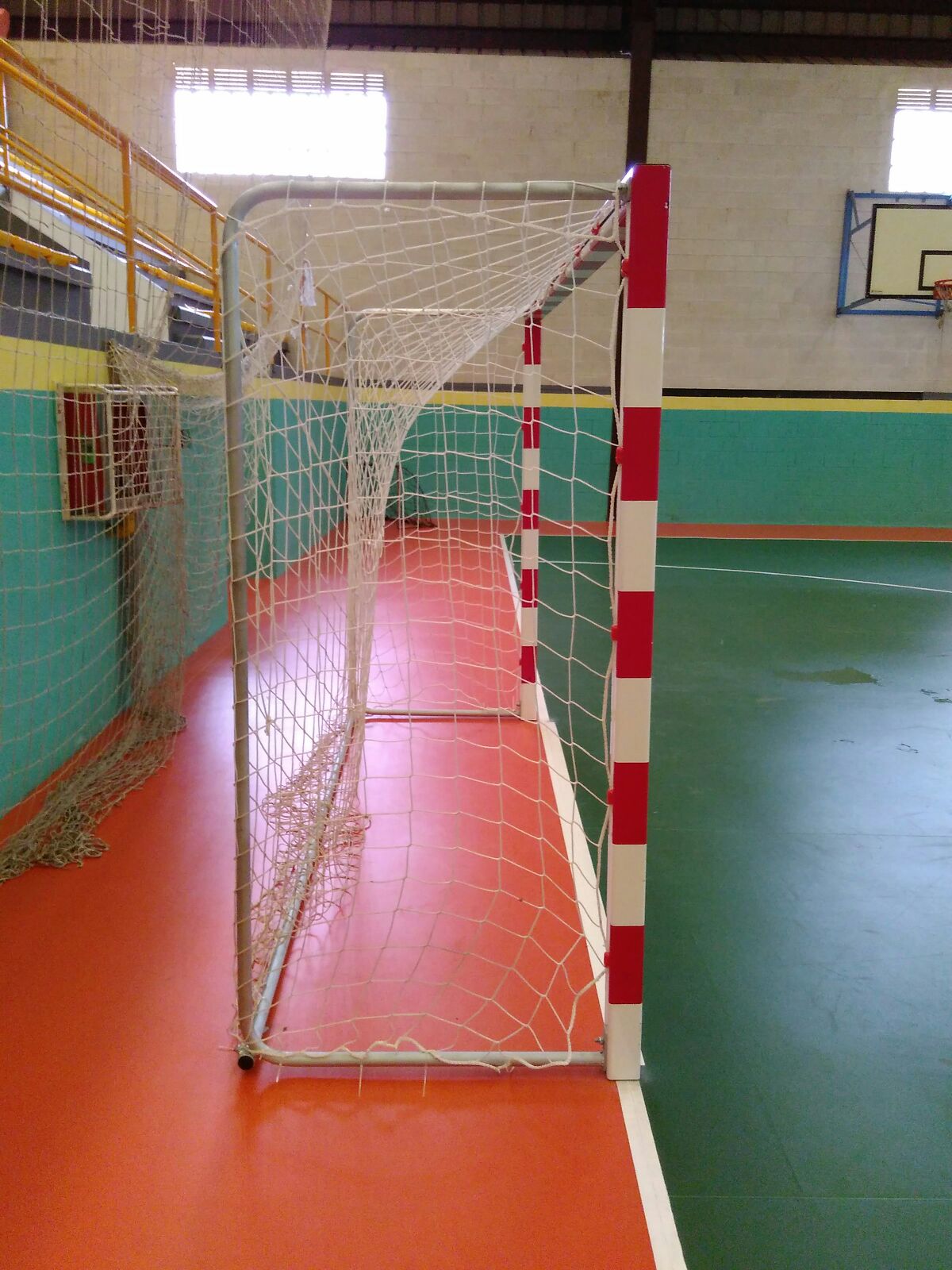 Juego porterías aluminio balonmano-fútbol sala 80x80 trasladables con base tubo redondo - Imagen 2